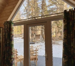 Двухместный коттедж с красивым видом из окна двуспальная кровать в Elki Domiki