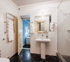 Люкс с балконом в Dvin