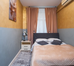 Двухместный номер с одной большой двуспальной кроватью и собственной ванной комнатой в Goldie Home