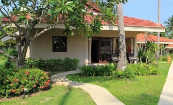 Четырёхместный семейный номер Standard с красивым видом из окна в The Siam Residence Boutique Resort