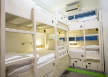 Кровать в общем номере в HQ hostel Silom