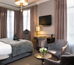 Трёхместный семейный люкс двуспальная кровать в Hotel Lumen Paris Louvre