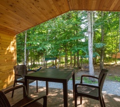 Двухместное шале Classic с красивым видом из окна двуспальная кровать в Forest house resort