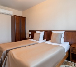 Двухместные апартаменты с 3 комнатами с балконом и с видом на море двуспальная кровать в Дом Москвы