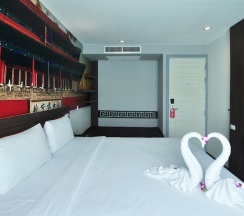 Номер Deluxe с балконом в The AIM Patong Hotel
