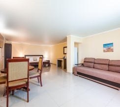 Семейный номер на трех-четырех гостей с большой террасой и видом во двор (корпус К) в Оптимист