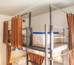 Кровать в общем номере в OYO 617 Tira Hostel chalong Phuket
