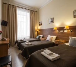 Трехместный номер с собственной ванной комнатой в Алиса