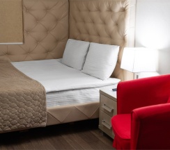 Номер стандарт с окном, выходящим во внутренний холл отеля (без естественного освещения) в Travel Passage