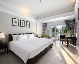 Двухместный номер Deluxe Terrace Lagoon Pool Access с балконом двуспальная кровать в Thavorn Palm Beach Resort Phuket