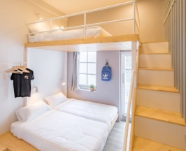 Четырёхместный номер Standard с балконом в Nornyaowarat Hostel