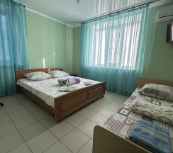 Трехместный номер с двуспальной и односпальной кроватями в Дубрава