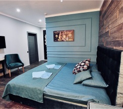 Улучшенный номер с одной кроватью размером Queen Size без окна (Отель Мёд) №9 в Мёд & Маяк