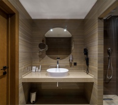 Люкс с балконом в The Rison Hotel
