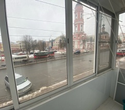 Двухместные апартаменты c 1 комнатой с балконом и с видом на город (двуспальная кровать) в Квартира на Улице Кирова 26