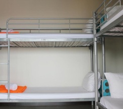 Кровать в общем номере в Lub Sbuy Hostel
