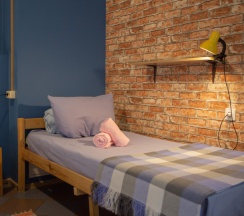 Трехместный семейный номер с собственным санузлом в Nice hostel