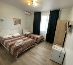 Трехместный номер с двуспальной и односпальной кроватями в Кристина