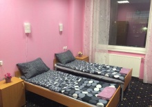 Кровать в общем номере с красивым видом из окна в Arena hostel