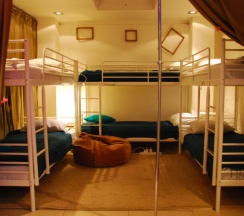 Кровать в общем номере (Без окна) в Royal