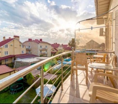 Семейный люкс с 2 комнатами с балконом и с красивым видом из окна в Наш дом