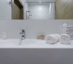 "Стандарт +" Стандартный трехместный номер с двуспальной кроватью и дополнительным местом в Диона