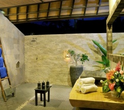 Семейное бунгало с балконом в Hidden Paradise Cottages