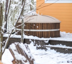 Персиковый А дом в А у реки