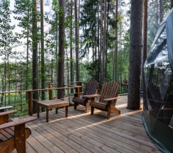 Сфера с купелью с видом на озеро в Forest lake