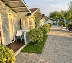 Двухместный семейный Домик с террасой двуспальная кровать в Летняя сказка