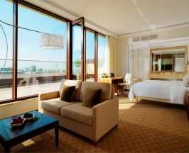 Полулюкс с террасой с 1 кроватью «King size» в Grand Autograph Hotel Novosibirsk