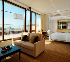Полулюкс с террасой с 1 кроватью «King size» в Grand Autograph Hotel Novosibirsk