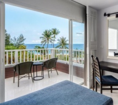 Двухместный номер Deluxe Terrace с балконом и с видом на море двуспальная кровать в Thavorn Palm Beach Resort Phuket