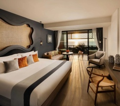 Двухместный номер Premier с балконом и с видом на море двуспальная кровать в Avista Grande Phuket Karon - MGallery