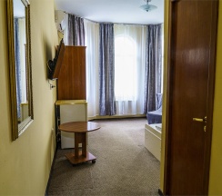 Номер стандарт с 1 односпальной и 1 двуспальной кроватью в Оптима