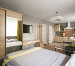 Просторная студия Honey с двумя окнами в New Horizon Ovechkin Apartments