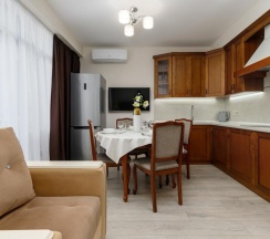 4-местные апартаменты люкс с балконом, вид на горы (#135) в Geo Apart