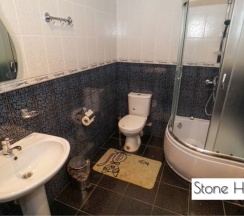 Трёхместный номер Deluxe с балконом и с красивым видом из окна в Stone house