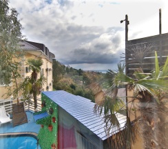 Двухместные апартаменты с видом на дендрарий и бассейн двуспальная кровать в Delsochi