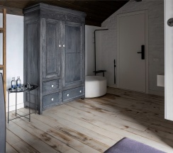 Room for romantic. Мансарда с террасой и камином размещение 1-2 человека. в Nikolaevbuilding