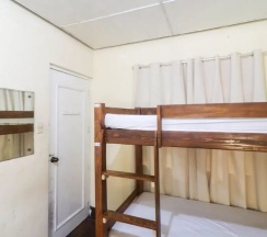 Кровать в общем номере в Kamuning Hostel