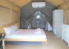 Тент с видом на море двуспальная кровать в Naivacha Tent Koh Mak