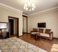 Номер первой категории  "Люкс с балконом" в Mari