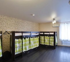 Кровать в 8-местном общем номере в Иж-Хостел