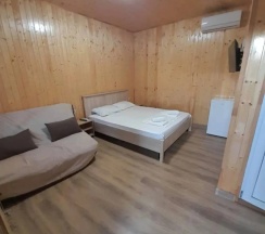 Четырёхместный Домик с балконом и с красивым видом из окна в У Кристины