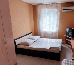 Комната стандарт с 1 односпальной и 1 двуспальной кроватью в Коттедж
