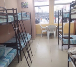 Кровать в 8-местном общем мужском номере (без окна) в Сити-В