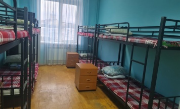 Кровать в общем номере с красивым видом из окна в Пилигрим