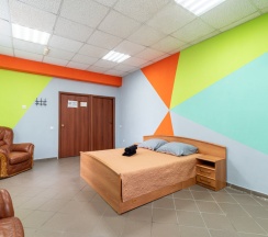 Трёхместный полулюкс с красивым видом из окна в Уют