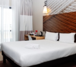 Двухместный номер Superior с балконом двуспальная кровать в Отель ibis Aktobe